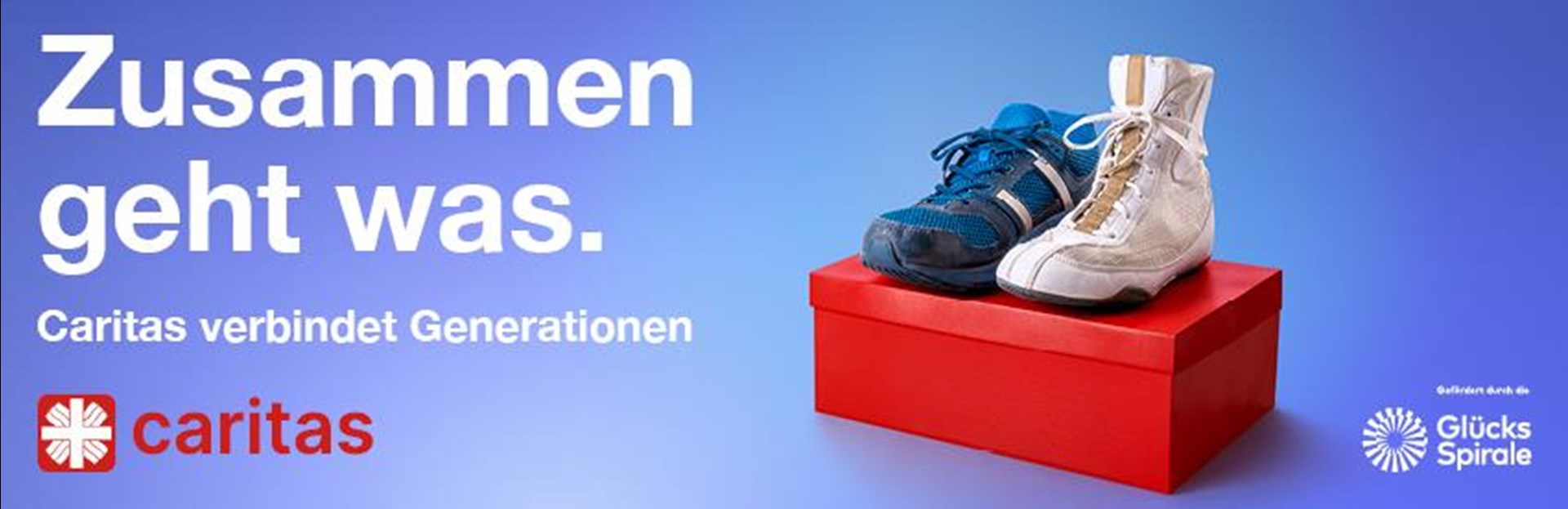 Kampagnenbanner mit dem Text „Zusammen geht was. Caritas verbindet Generationen“ links, darunter das Caritas‑Logo. Rechts steht eine rote Schuhschachtel mit einem blauen Sportschuh und einem weißen Boxstiefel. Unten rechts befindet sich das GlücksSpirale‑Logo.